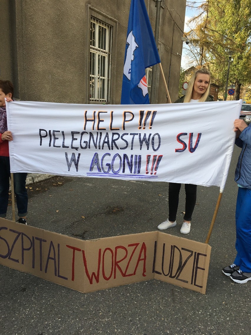 Kraków. Pikieta pielęgniarek przed budynkiem Szpitala Uniwersyteckiego [ZDJĘCIA]