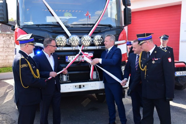 Nowy wóz bojowy, który trafił do OSP Gniewkowo, to nowoczesny ciężki pojazd ratowniczo-gaśniczy marki Scania