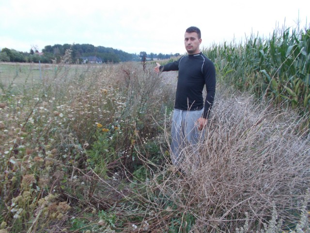 Artur Kohsek wskazuje na drogę prowadzącą do... jego domu. - Na co dzień musimy z żoną dojeżdżać do domu przez prywatne posesje - mówi.