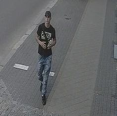 Policjanci z Opola szukają tego człowieka. Jest podejrzewany o oszustwo "na policjanta" [zdjęcia z monitoringu]