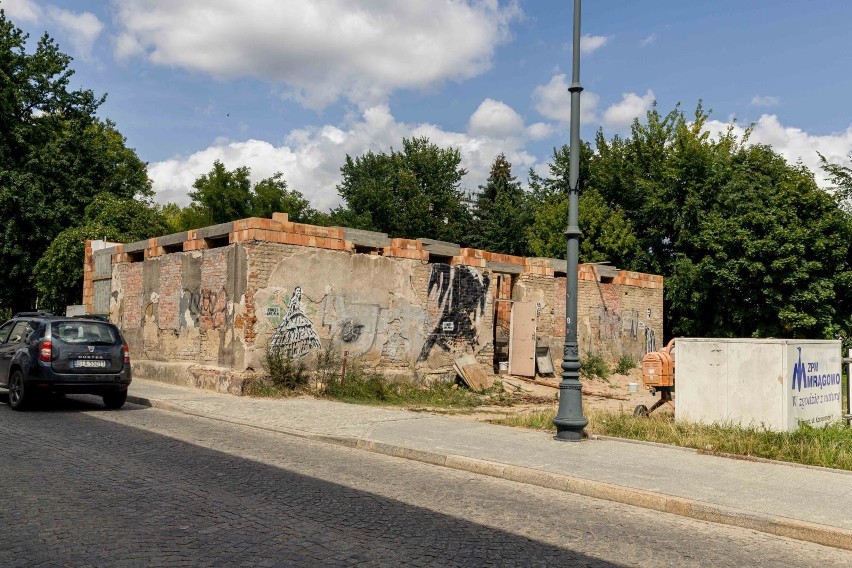 Tak wygląda odbudowywana kamienica. Nowe cegły różnią się...