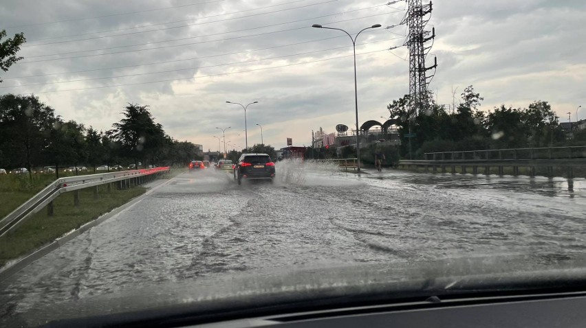 Burza w Białymstoku 25.06.2021. Ulewa przeszła przez...