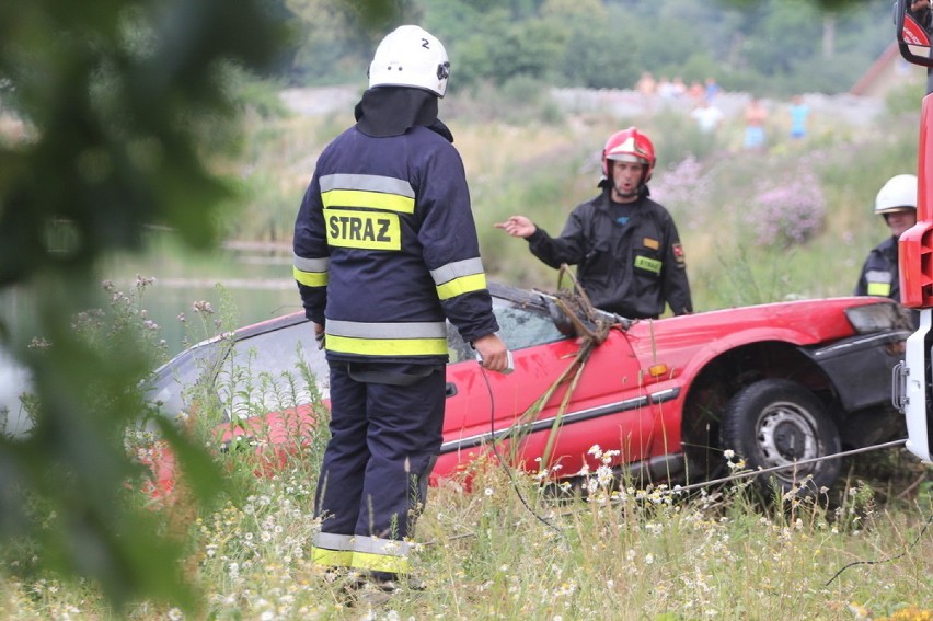 Mężczyzna wjechał autem do wody i utonął. Znamy przyczynę wypadku (FILM, ZDJĘCIA)