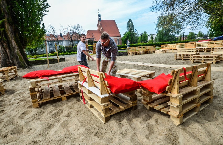 Wylegiwanie się na piaszczystej plaży na jej brzegiem to już...