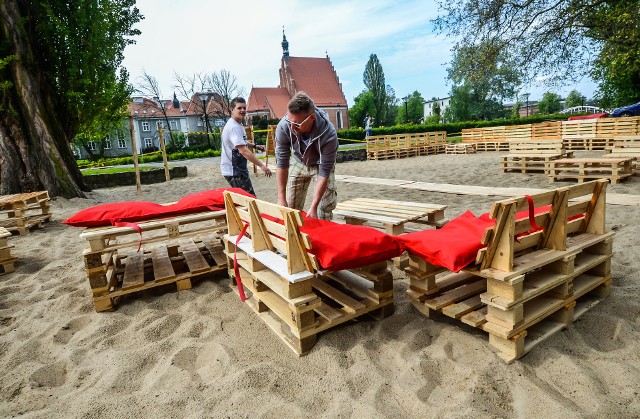 Wylegiwanie się na piaszczystej plaży na jej brzegiem to już popularny u nas sposób spędzania czasu. Powstaje kolejne miejsce, które ma przypominać najprawdziwszą plażę. Gdzie powstanie?- Widziałem projekt, jak to ma ostatecznie wyglądać i inwestor zapowiedział, że wszystko będzie wykonane z wysokiej jakości materiałów - informuje plastyk miejski Marek Iwiński. - Zobaczymy. Na razie widzę tam sporo surowego drewna, a takie bardziej pasuje do kawiarenek na obrzeżach miasta w otoczeniu lasu na przykład. No ale mamy w umowie zagwarantowane, że jeśli będą błędy estetyczne to poprosimy przedsiębiorcę o poprawki.