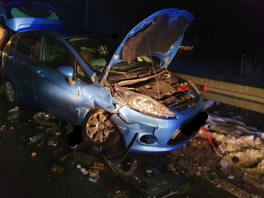 Wypadek w Sance. Zderzenie dwóch samochodów osobowych, dwie osoby poszkodowane i utrudnienia na drodze