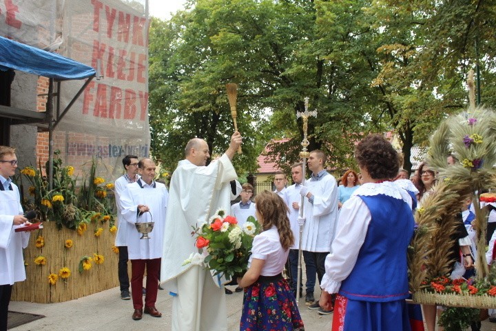 Wierni z radziejowskiej parafii WNMP oraz mieszkańcy Opatowic podziękowali za plony