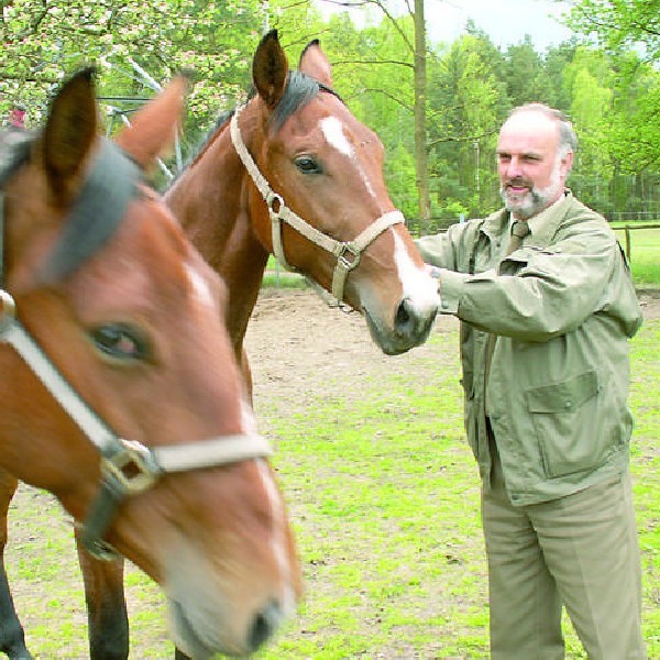 Jacek Soborski pozostawił sobie tylko te dwa konie. Siostry, szlachetnej półkrwi, świetnie spisują się w zaprzęgu