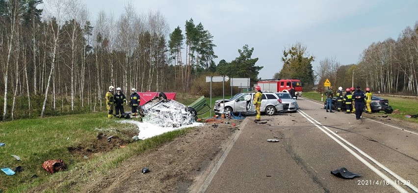 Osowiec-Twierdza. Tragiczny wypadek na DK 65. Zderzenie czterech samochodów osobowych. Jedna osoba nie żyje [ZDJĘCIA]