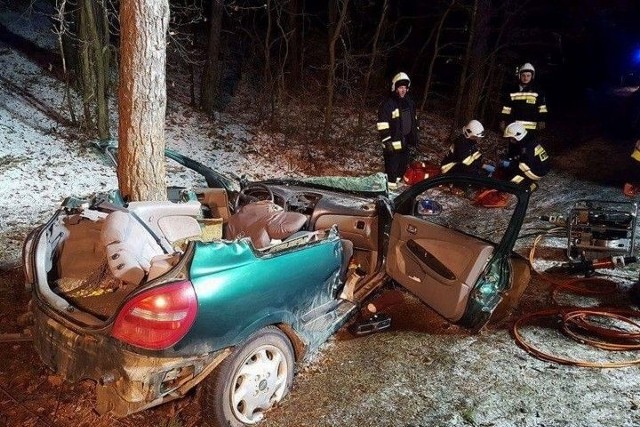 Kierowca nissana almery nie zapanował nad pojazdem, zjechał z drogi na pobocze, a auto zatrzymało się na drzewie