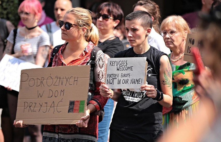 "W solidarności z Afganistanem". Pikieta pod konsulatem generalnym USA w Krakowie [ZDJĘCIA]