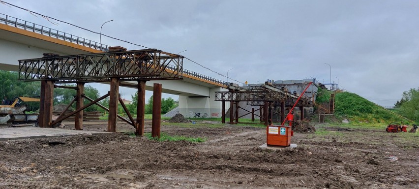 Rozbiórka przeznaczonego do przebudowy mostu przez Wisłę w Sandomierzu na finiszu. Stalowy kolos znika. Zobacz zdjęcia