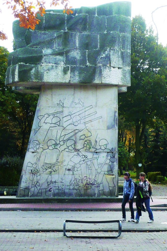 Konstrukcja monumentu w centrum Gołdapi jest naruszona. Granito-we bloki mogą runąć w każdej chwili.