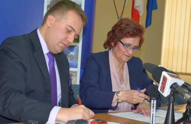 Porozumienie w sprawie zalewu Lubianka podpisali starosta Danuta Krępa i prezydent Marek Materek