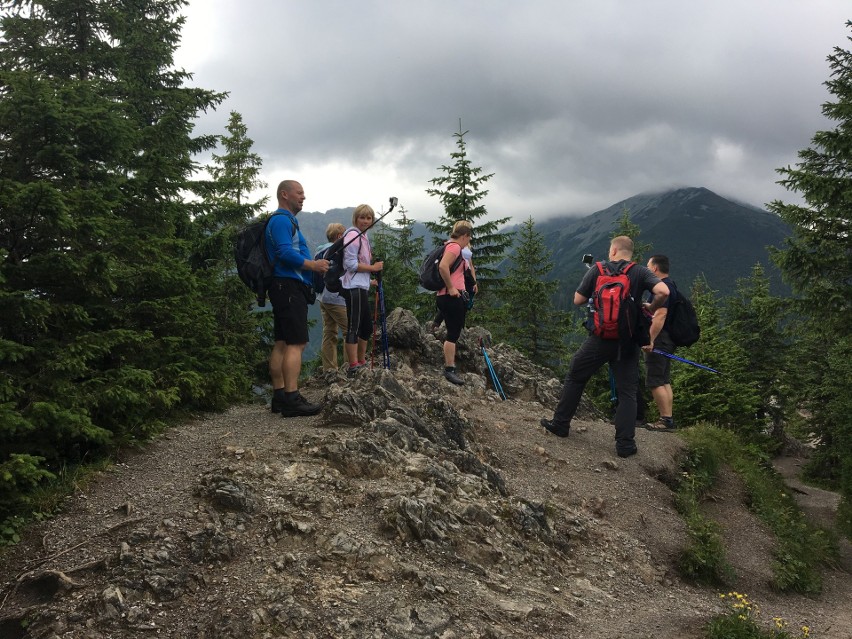 Tatry. Turystów na górskich szlakach jest sporo, ale tłumów (na szczęście) nie spotkamy