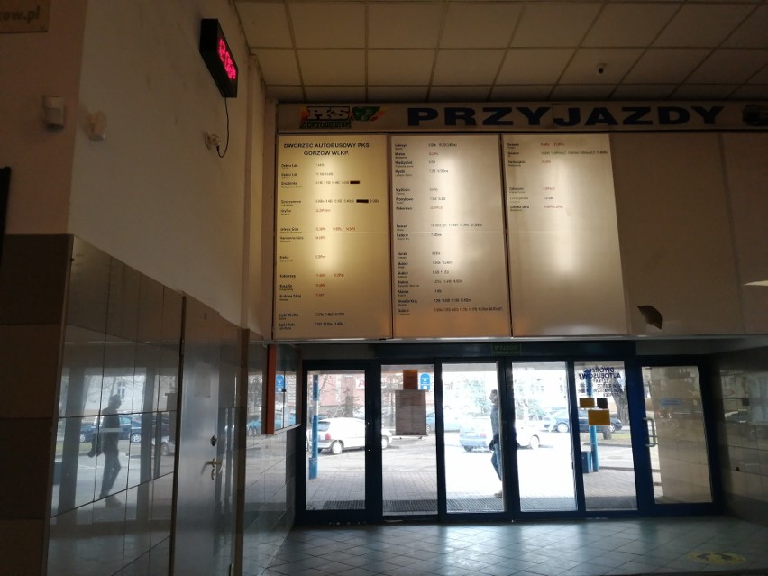 Kiedyś dworzec PKS w Gorzowie obsługiwał wiele kursów. Dziś...