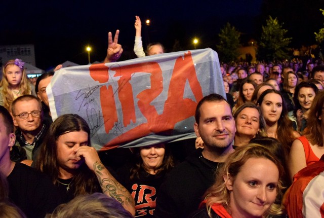  IRA była w niedzielę gwiazdą Dni Grębowa. Tysiące fanów bawiło się na koncercie legendarnej grupy rockowej, której liderem jest Artur Gadowski. ZOBACZ NA KOLEJNYCH SLAJDACH>>>  ZOBACZ TAKŻE: Robert Janowski o zwolnieniu z „Jaka to melodia?”Źródło: Telemagazyn.pl