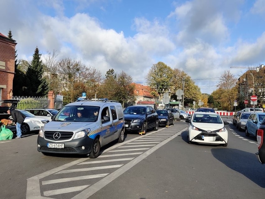 Blokady i mandaty. Tak nie należy parkować przy Cmentarzu Centralnym w Szczecinie [ZDJĘCIA]