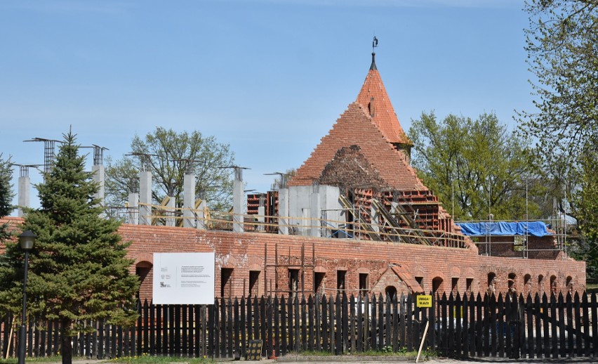 Odbudowa Przedzamcza w Malborku coraz bardziej widoczna. Coraz więcej ciekawych odkryć. Wiceminister odwiedził plac budowy