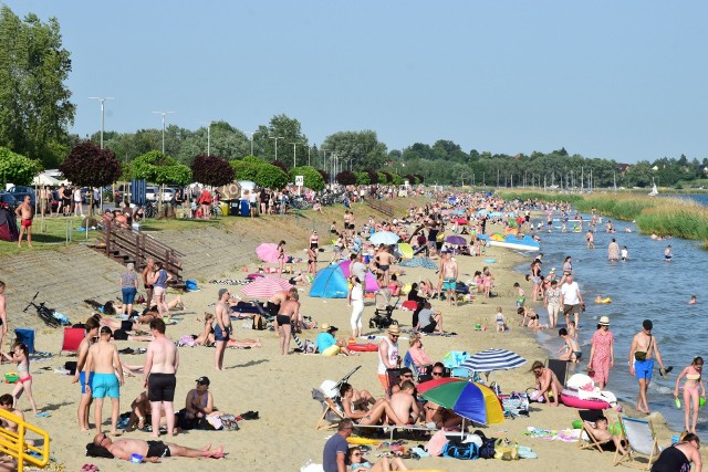 Takie tłumy wypoczywały w niedzielę nad Jeziorem Tarnobrzeskim. Więcej na kolejnych zdjęciach.