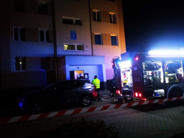 Do wybuchu gazu doszło w czwartek, 4 października, na trzecim piętrze w bloku przy ulicy Spółdzielców w Gorzowie. Jedna osoba została ranna.Gaz wybuchł po godz 20. w mieszkaniu na trzecim piętrze. Eksplozja wybiła wszystkie szyby w mieszkaniu i była słyszana w całej okolicy. Na miejsce przyjechały cztery wozy strażackie i karetki pogotowia.Jedna ranna osoba z mieszkania, w którym doszło do wybuchu została przewieziona do szpitala. – W mieszkaniu wybuchł junkers – mówi kpt. Dariusz Szymura, rzecznik lubuskiej straży pożarnej.Z bloku ewakuowano 13 osób. Sytuacja jest opanowana. Na miejscu są strażacy i pogotowie gazowe.Dowiedzieliśmy się nieoficjalnie, że mężczyzna używał w łazience rozpuszczalników. Podczas odpalania junkersa wybuchły opary.Zobacz też: Pożar ciężarówki na stacji paliw w Gorzowie 