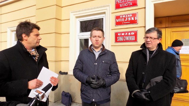 Członkowie Przemyskiej Kongregacji Kupieckiej są zaniepokojeni planami władz Przemyśla w stosunku do Rybiego Placu. Nz. od lewej Błażej Wilk, Maciej Dębicki, Wojciech Pieprzny.