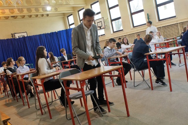 Mimo strajku nauczycieli, dziś o godz. 9 rozpoczął się egzamin w Szkole Podstawowej Integracyjnej w Inowrocławiu. Przystąpiło do niego 51 uczniów. Egzaminy udało się zorganizować także w pozostałych czterech SP administrowanych przez miasto Inowrocław (ogółem w 5 podstawówkach zdaje 566 uczniów) oraz w szkołach zarządzanych przez powiat inowrocławski. Jak wiadomo, w związku z trwającym strajkiem nauczycieli, największym problemem była obsada komisji egzaminacyjnych. Jak się dowiedzieliśmy, niektóre z nich wsparto policjantami, strażakami, a także pracownikami leśnymi.