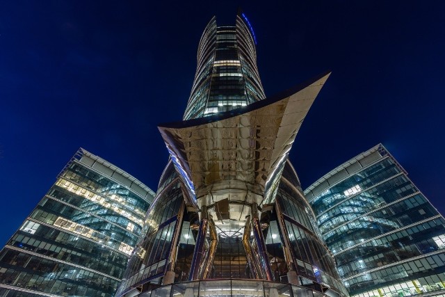 Wysokość wieżowca wraz z iglicami sięga 220 m (49 pięter), a jego powierzchnia biurowa to 65 000 mkw.