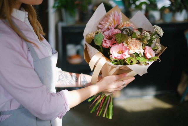 Obdarowywanie kwiatami jest bardzo popularnym zwyczajem, ale przy zakupie pachnących wiązanek nietrudno o gafę. Dlatego dobrze znać florystyczny savoir-vivre, czyli podstawowe zasady doboru i wręczania bukietów.