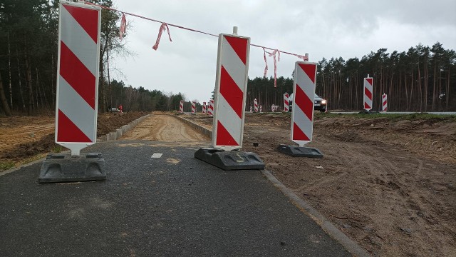 W Zielonej Górze Ochli został zamknięty odcinek ścieżki rowerowej. Budowany jest od nowa w innym miejscu. Tutaj powstaje rondo w ramach południowej obwodnicy miasta. Kliknij w zdjęcie i przejdź do galerii >>>>