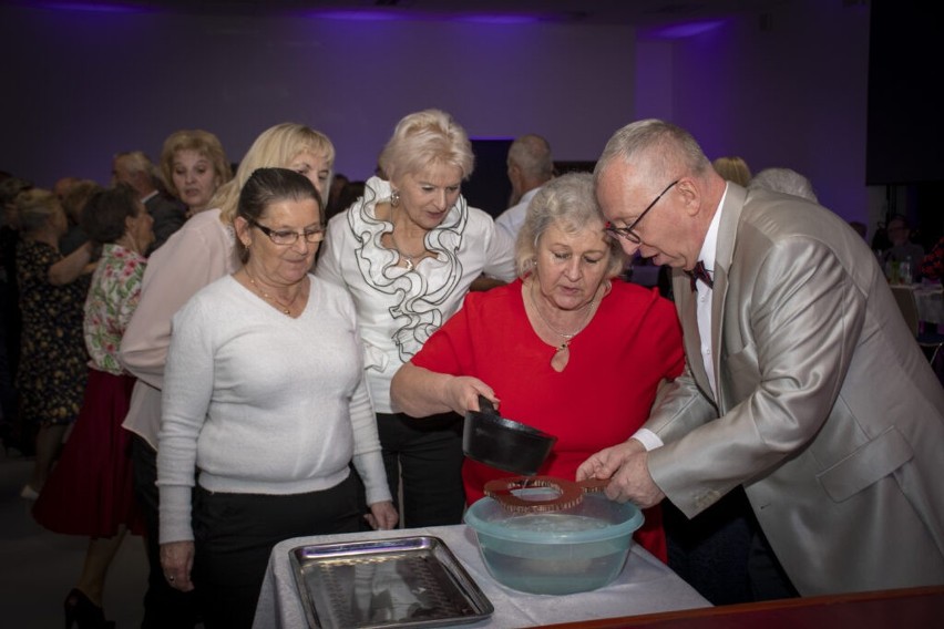 Andrzejki dla seniorów z gminy Nowiny. Był taniec, śpiew i lanie wosku. Zobaczcie, jak się bawili