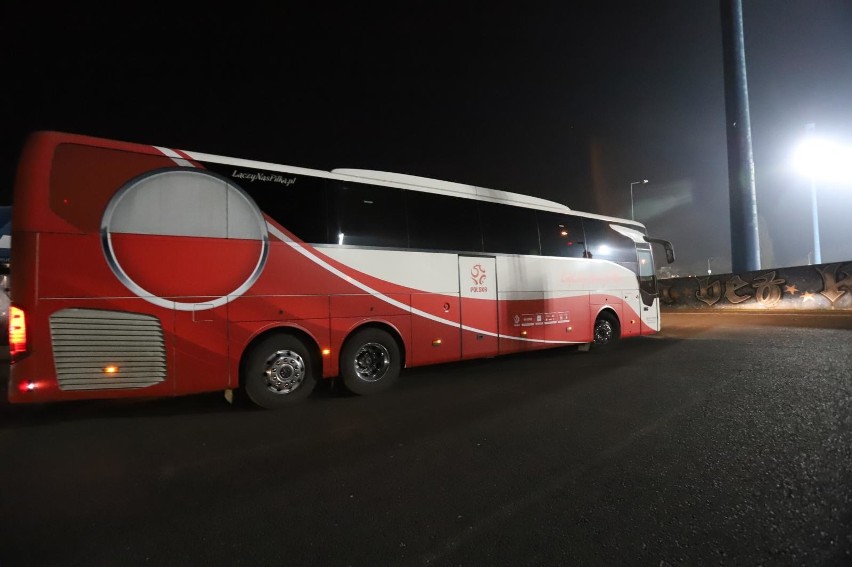 Autobus piłkarskiej reprezentacji Polski...