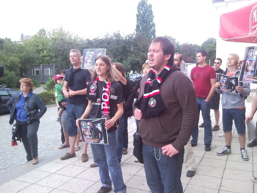 Kibice Polonii protestują przed siedzibą klubu