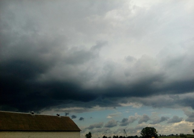 Ta pogoda przyprawia niektórych o zawroty głowy. Bo zmienia się jak w kalejdoskopie. Na przemian raczy nas słońcem i wysokimi temperaturami, by za chwilę zaskoczyć deszczem, wichurą i burzą... Nie inaczej jest dzisiejszego popołudnia w całym regionie.Zobaczcie zdjęcia zza okien naszych Czytelników z Kujaw i Pomorza.Na zdjęciu: Ciechocinek