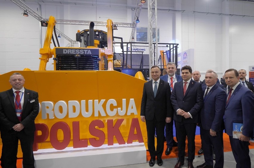 Prezydent Andrzej Duda na stoisku Liugong Dressta Machinery w Stalowej Woli