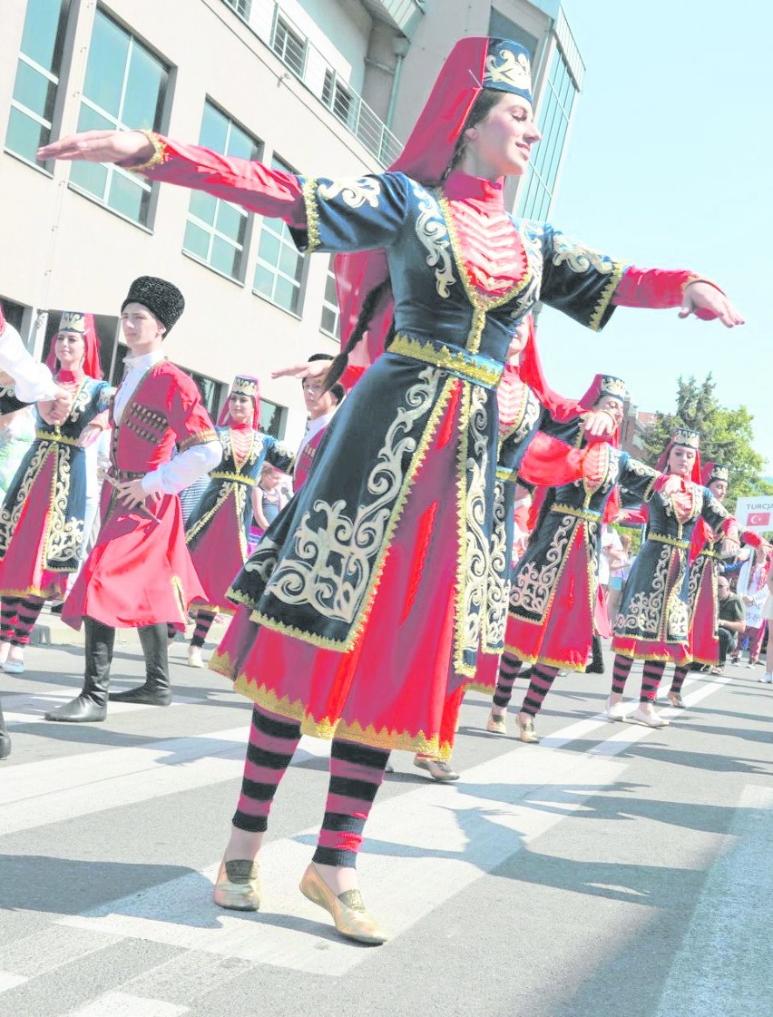 Tancerze z Osetii Północnej na ulicach Myślenic