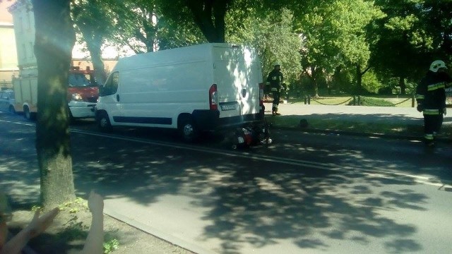 W Chełmnie skuter wjechał w dostawczy peugeot boxer