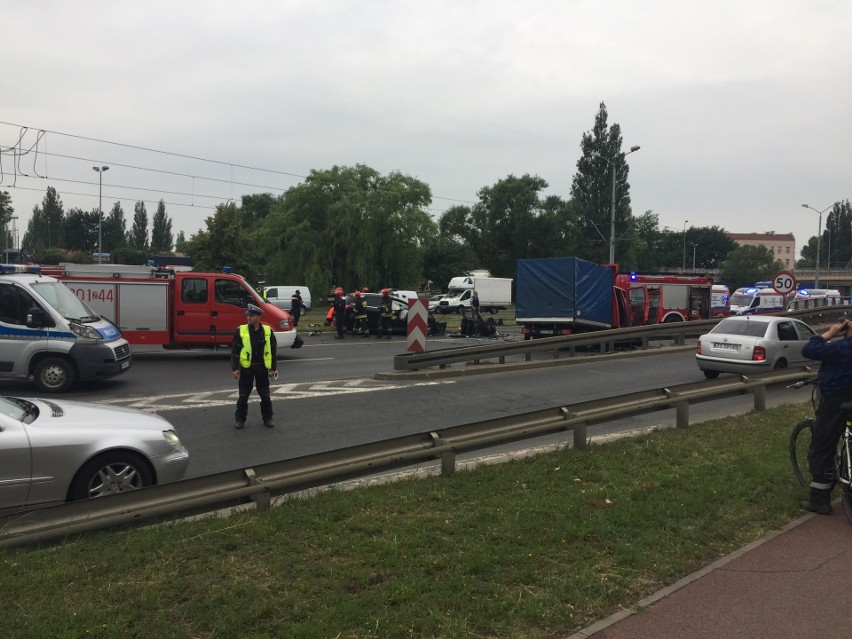 Wypadek na Gdańskiej w Szczecinie: Szokujące nagranie! Kierowca przejechał przez torowisko i wbił się w nadjeżdżającą ciężarówkę! [WIDEO]