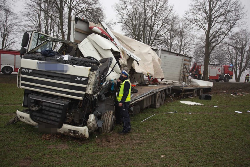 Wypadek TIRa na DK6 w Reblinie. Ciężarówka uderzyła w drzewo...