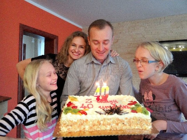 Wójt Górna Przemysław Łysak z żoną i córkami przy urodzinowym torcie