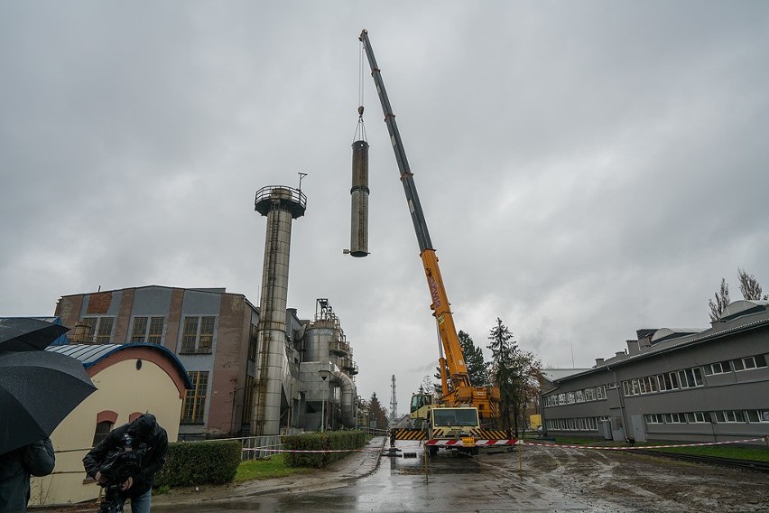 Nowy Sącz. Zdemontowano komin w Newagu - koniec palenia węglem [AKTUALIZACJA]