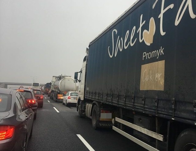 Wypadek na A1 9.11.2018. Autostrada A1 zamknięta na odcinku Kopytkowo - Warlubie. Zderzenie ciężarówki i samochodu osobowego