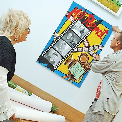 Barbara Jaroszyk, dyrektor festiwalu, oraz Dariusz Pawlikowski wieszają plakat do jednego z filmów nadesłanego przez Piotra Nowaka, niepełnosprawnego filmowca amatora (który sam ten plakat wykonał).