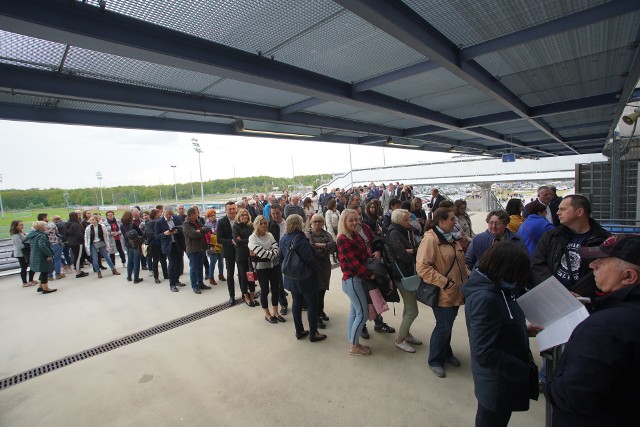 Od godz. 18.00 tłumy przed stadionem czekają na koncert włoskiego śpiewaka Andrea Bocelli. Widowisko odbywa się z okazji 100-lecia powstania Uniwersytetu Poznańskiego. Na parkingu przy stadionie nie ma już miejsc, a korek ciągnie się od ul. Grunwaldzkiej i Ptasiej. Na wieczór zapowiada się deszcz, więc warto zabrać parasole!