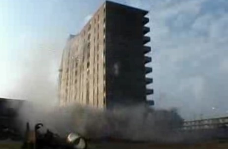 Wyburzenie budynkuDzięki filmom nagranym przez specjalne kamery możemy podziwiać, jak za pomocą naciśnięcia jednego guzika z powierzchni ziemi znikają nawet gigantyczne budowle.
