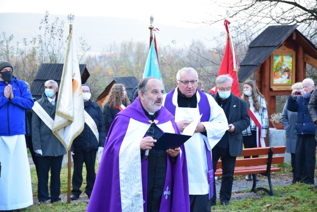 Uroczystości poświęcenia Kresowej Drogi Krzyżowej przy Schronisku dla niepełnosprawnych w Radwanowicach