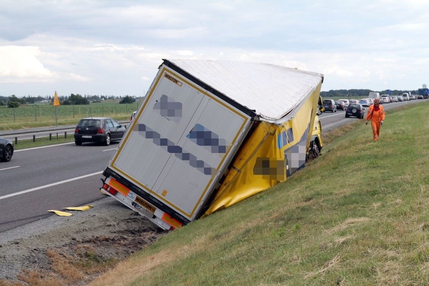 Wypadek na S8 pod Wrocławiem. Tir wpadł do rowu (ZDJĘCIA)