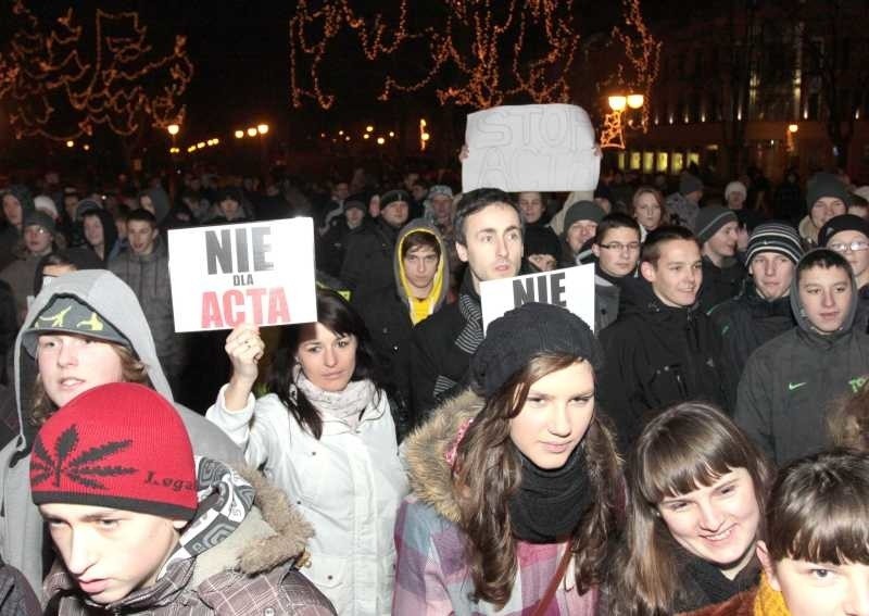 Agresywne hasła na proteście przeciwko ACTA w Radomiu (zdjęcia)