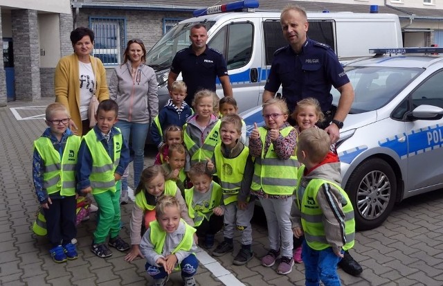 Prowadzący spotkanie policjanci opowiadali o swojej pracy oraz prezentowali wyposażenie potrzebne w codziennej służbie.