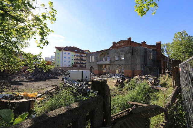 Ujeżdżalnia i przylegająca do niej hala dawnej ujeżdżalni dostaną nowe dachy i wnętrza. Dach był takim  stanie, że nie udało się go uratować, natomiast po oryginalnych wnętrzach nie było już śladu.